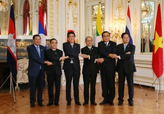 Five Lower Mekong prime ministers meet with Japan's prime minister in 2015